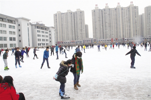 LETOU官网学生正在上冰课