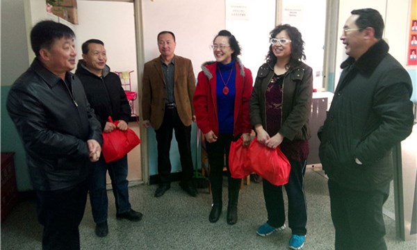 深入学生公寓慰问,并送上新年的祝福