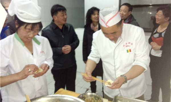 学生食堂为留校学生准备年夜饭