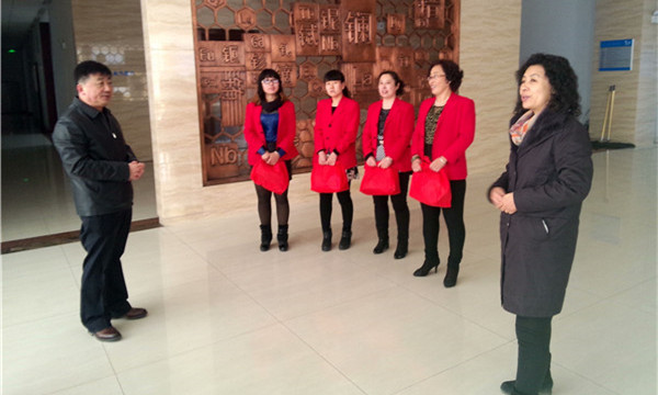 向工作在重点实验的员工致以亲切的慰问